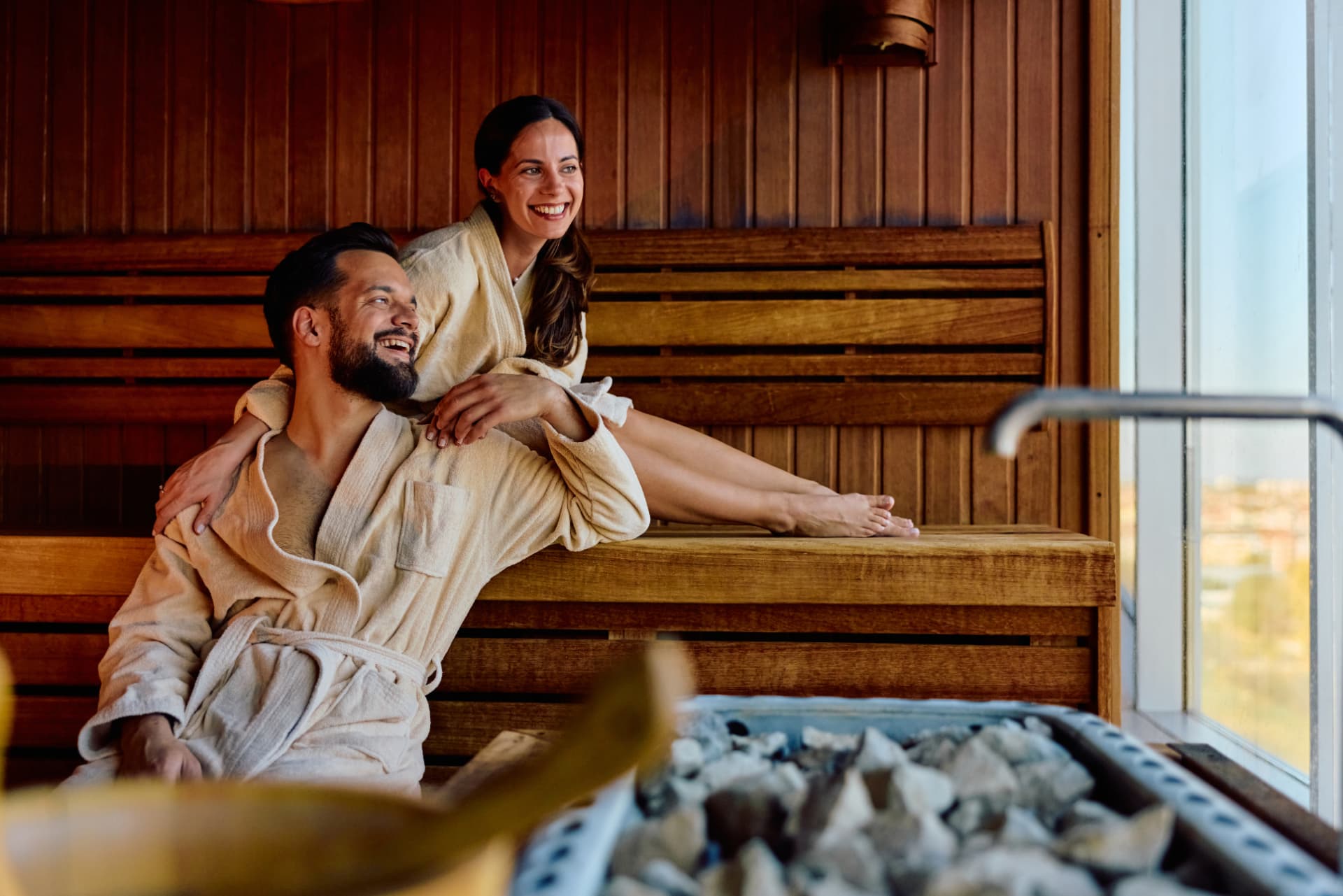 Warme Sauna mit dampfendem Aufguss